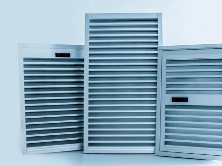 Für den Einbau in Türen & Wänden geeignet.