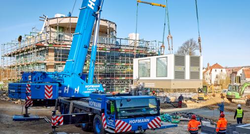 Die Carbonstation wird mit dem Kran im All Electric Society Park gestellt. (Bildquelle: © Phoenix Contact)