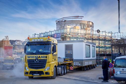 Transport der Carbonstation zum Standort im All Electric Society Park. (Bildquelle: © Phoenix Contact)