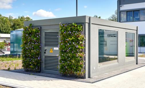 Die begrünte Carbonstation steht im öffentlichen All Electric Society Park den Besuchern zum Anschauen bereit. (Bildquelle: © Phoenix Contact)